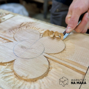 rzeźba w drewnie - motyw florystyczny